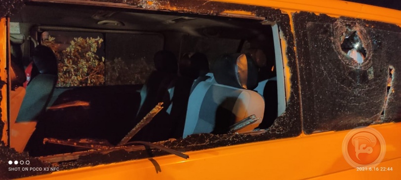 صور - مستوطنون يحطمون مركبات ويهاجمون منازل المواطنين جنوب نابلس