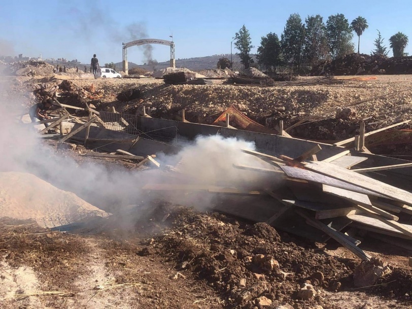 اندلاع مواجهات: تدمير معدات تعمل في الشارع الاستيطاني قرب بيتا