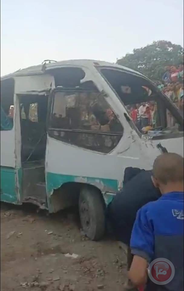 قطار يدهس حافلة ركاب في مصر... صور