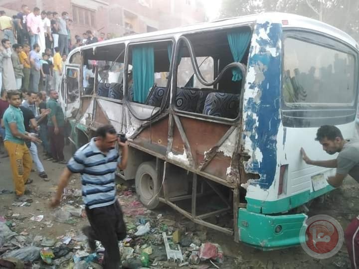 قطار يدهس حافلة ركاب في مصر... صور