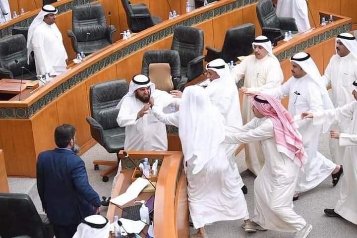 اشتباك بالأيدي بين نائبين تحت قبة البرلمان الكويتي (صور)