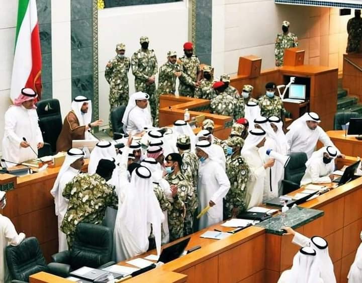 اشتباك بالأيدي بين نائبين تحت قبة البرلمان الكويتي (صور)