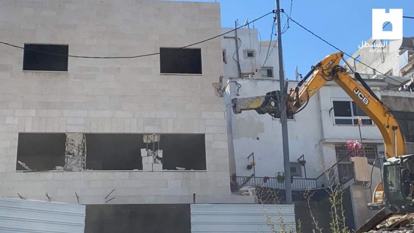 بلدية الاحتلال تجبر مقدسيا على هدم بنايته بيده (صور)