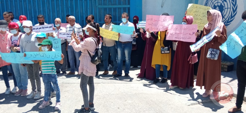 عشرات الخريجين يحتجون أمام مقر "الأونروا" بغزة للمطالبة بفرص عمل