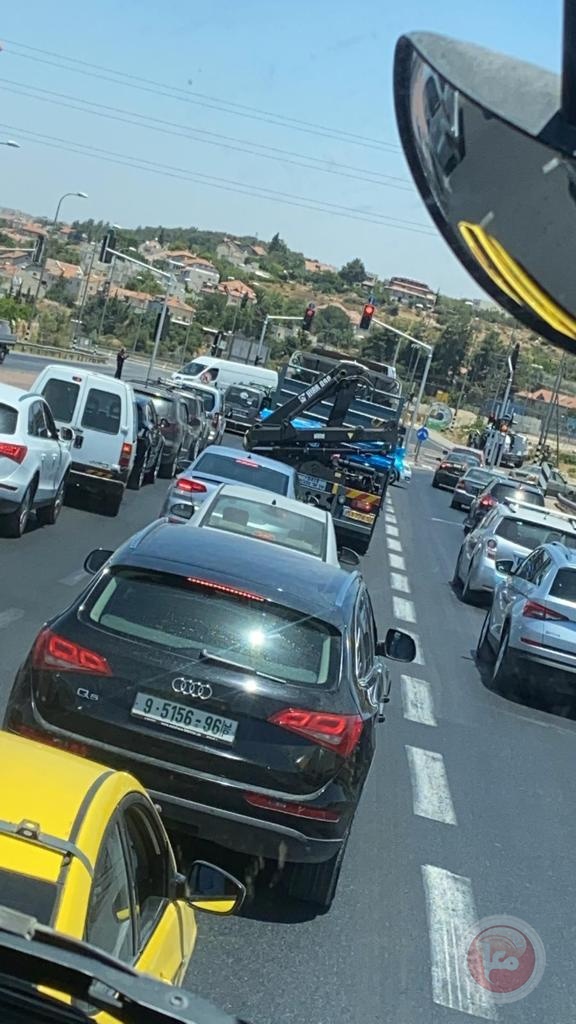 فيديو- إغلاق طريق 60 والمستوطنون يعتدون على مركبات المواطنين جنوب بيت لحم