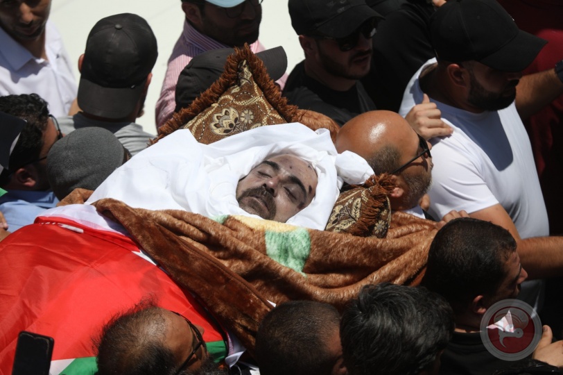 صور - الآلاف يشعيون جثمان الناشط السياسي نزار بنات