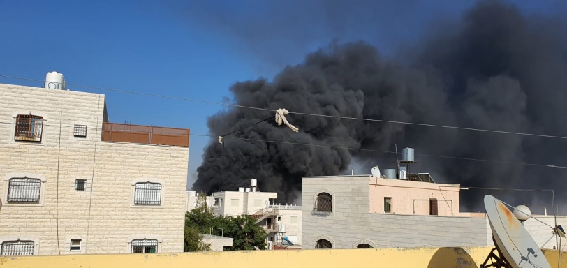 اطفائية بلدية الخليل تخمد نيرانا ضخمة اندلعت في مواد بلاستيكية
