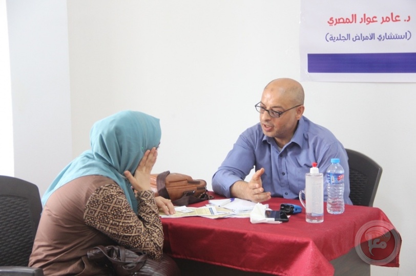 صيدلية طيبة تنفذ يوما طبيا مجانيا لمرضى الجلدية والبشرة بخان يونس  