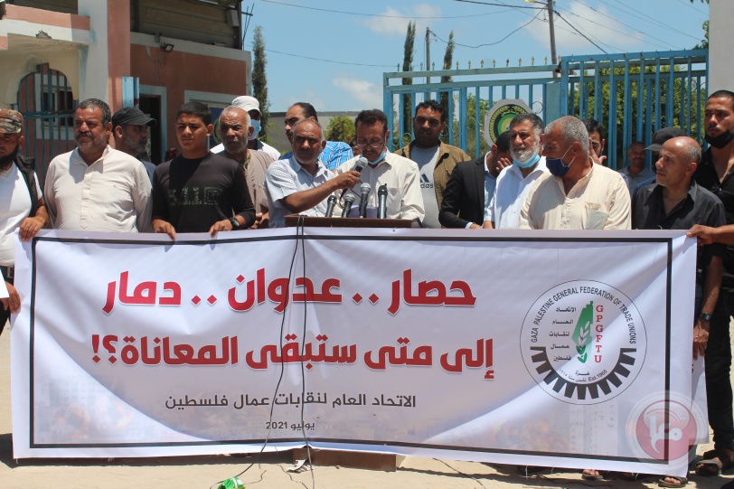 عمال من غزة يتظاهرون أمام حاجز بيت حانون مطالبين بتوفير فرص عمل