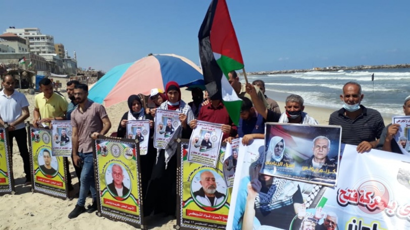 تظاهرة أمام شاطئ بحر غزة إسنادا للأسير المضرب عن الطعام الغضنفر 