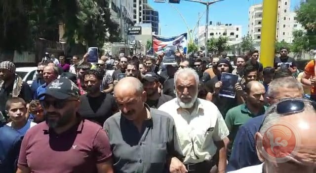 مسيرة في الخليل للمطالبة بمحاسبة المتسببين بوفاة نزار بنات