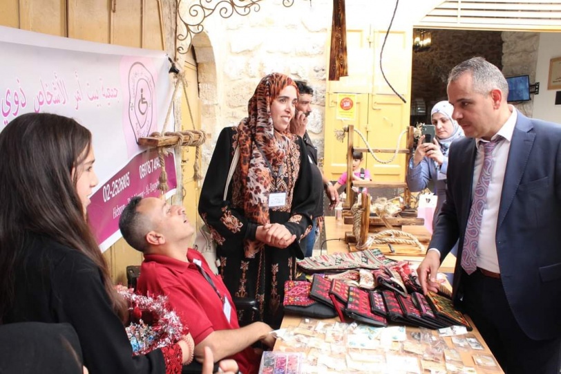 "خضوري" وتجارة وصناعة الخليل تفتتحان بازار التسوق الأول في البلدة القديمة 