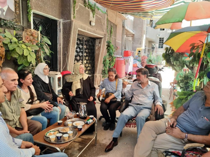 السفير عبد الهادي يتفقد مخيم اليرموك ويعايد على الأهالي 