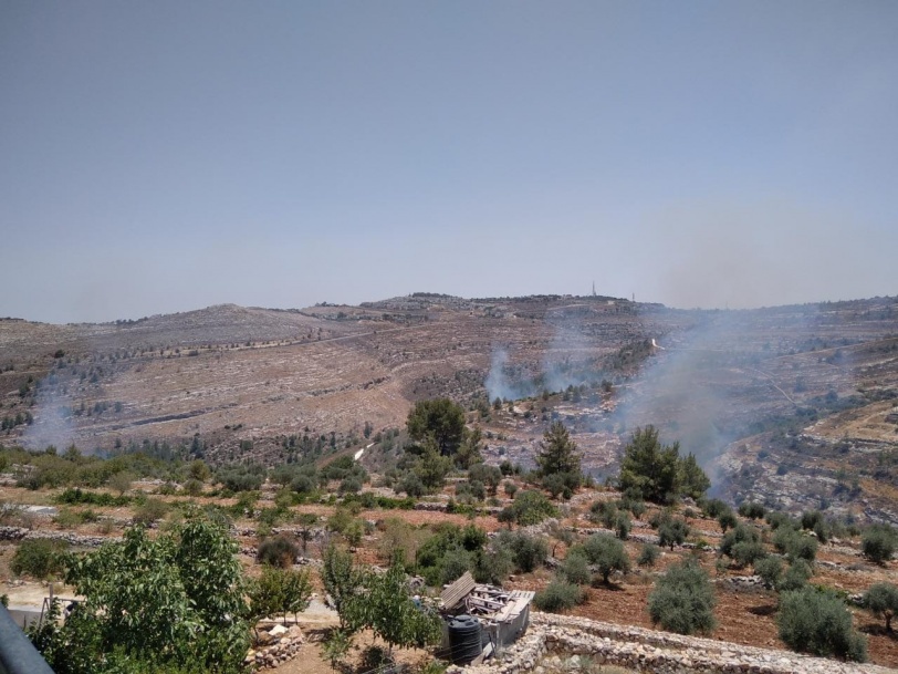 احتراق عشرات الدونمات في جبل الخمّار ووادي المخرور غرب بيت لحم