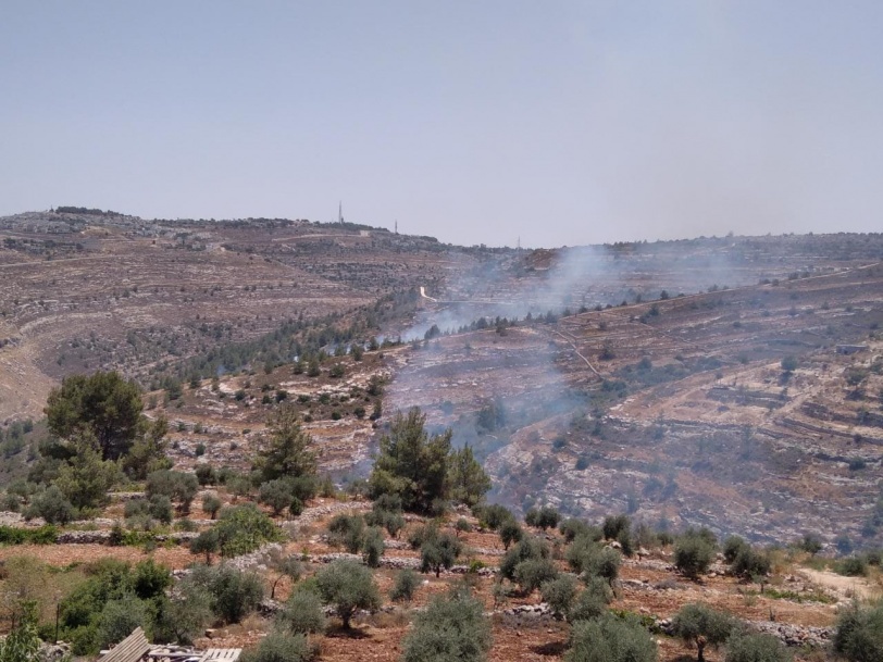 احتراق عشرات الدونمات في جبل الخمّار ووادي المخرور غرب بيت لحم