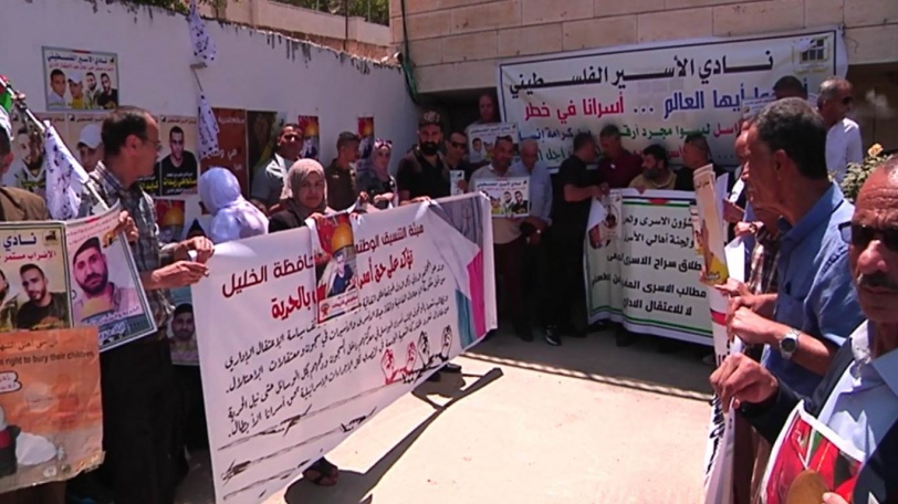 اعتصام تضامني مع الأسرى المضربين عن الطعام في الخليل