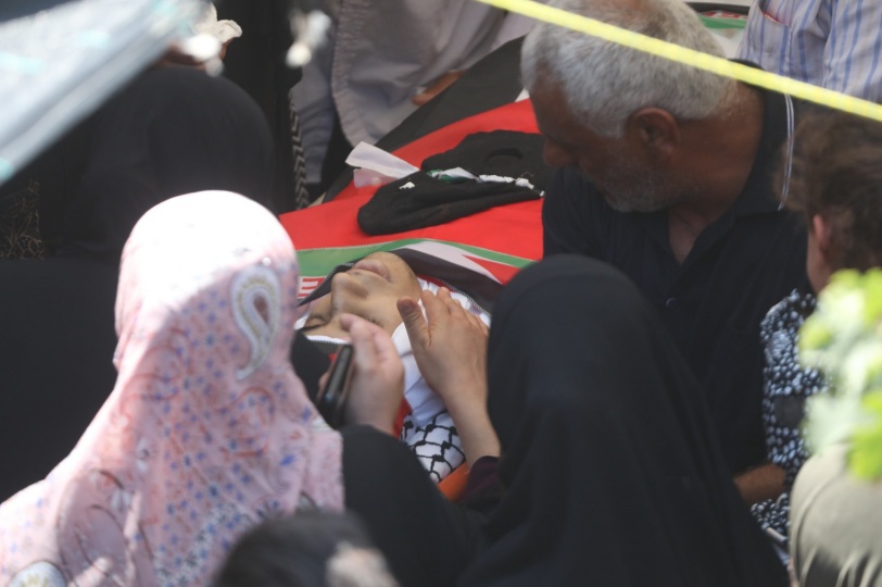 الاحتلال يهاجم جنازة الشهيد شوكت عوض بالخليل ومواجهات في بيتا وكفر قدوم 