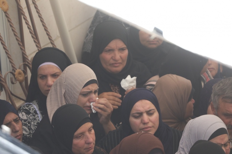 الاحتلال يهاجم جنازة الشهيد شوكت عوض بالخليل ومواجهات في بيتا وكفر قدوم 