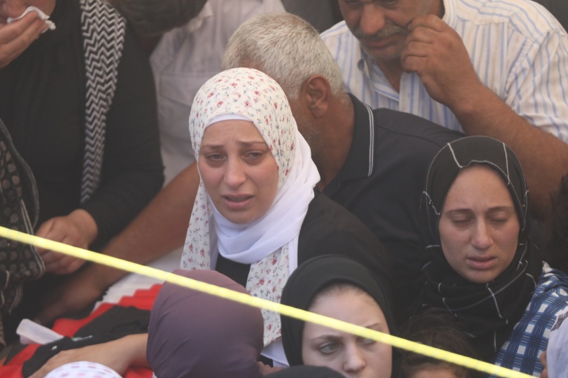 الاحتلال يهاجم جنازة الشهيد شوكت عوض بالخليل ومواجهات في بيتا وكفر قدوم 