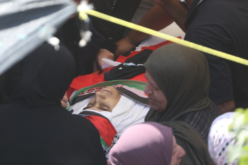 الاحتلال يهاجم جنازة الشهيد شوكت عوض بالخليل ومواجهات في بيتا وكفر قدوم 