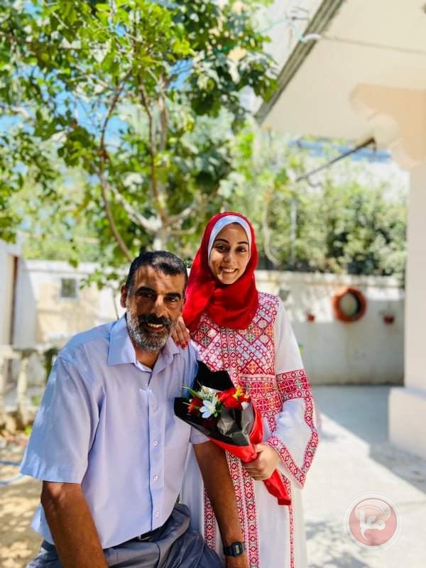 الطالبة براء تتفوق من وسط ركام منزلها وتتمنى أن يتحقق حلمها بدراسة الطب 