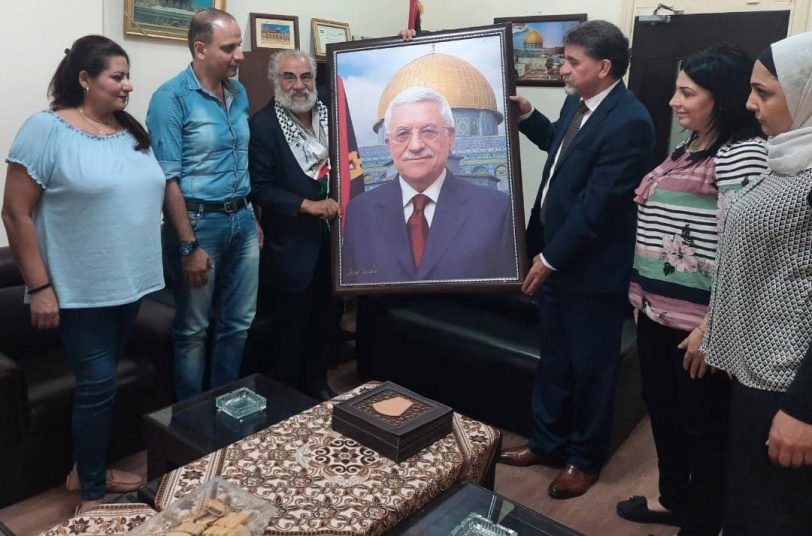 الفنان عيسى يعقوب يقدم لوحة من رسمه للرئيس عباس والشهيد ياسر عرفات