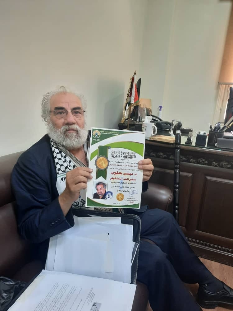 الفنان عيسى يعقوب يقدم لوحة من رسمه للرئيس عباس والشهيد ياسر عرفات
