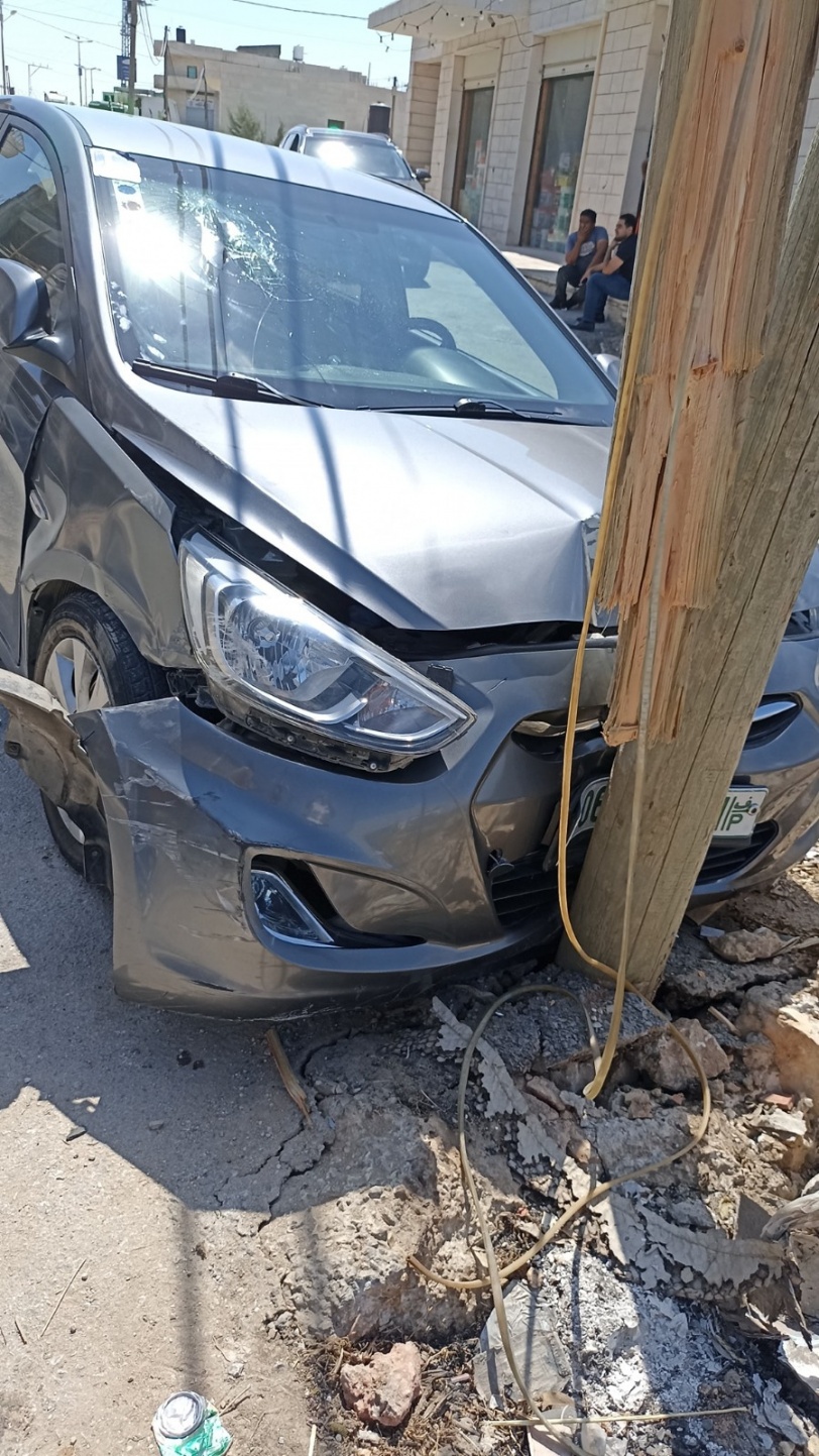 اصابة مواطنين بجراح طفيفية جراء صدم مركبة بعامود هاتف