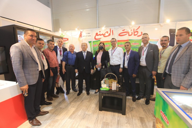 وزير الاقتصاد يفتتح معرض فلسطين الغذائي في مدينة الخليل