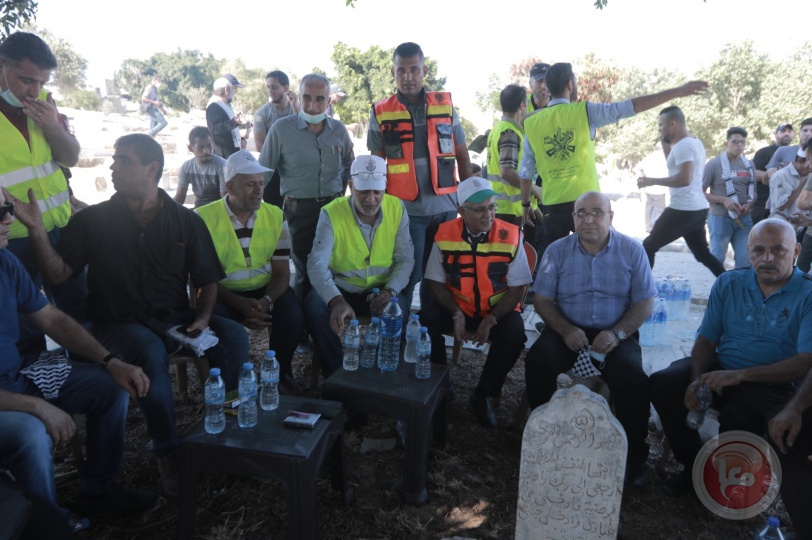 بلدية غزة وحركة فتح تنظمان حملة لتنظيف مقبرة الشيخ رضوان