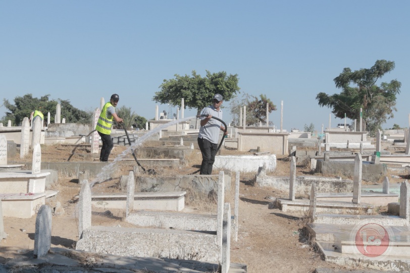 بلدية غزة وحركة فتح تنظمان حملة لتنظيف مقبرة الشيخ رضوان