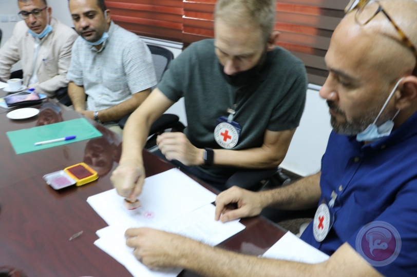 الحكم المحلي توقع مذكرة تعاون مشترك مع الصليب الأحمر لتأهيل الطرق المتضررة من العدوان الاسرائيلي  