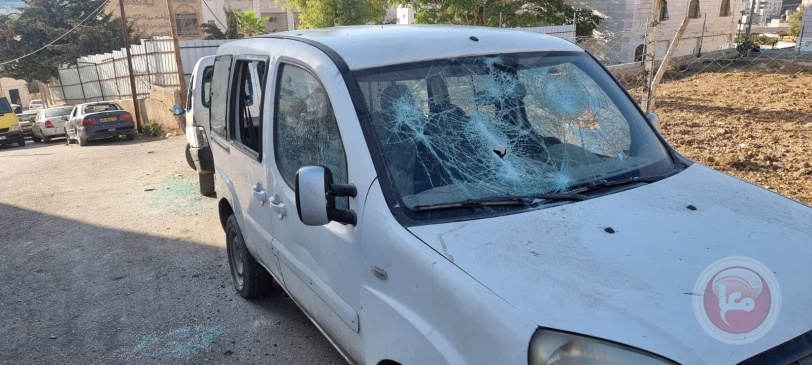 صور- مستوطنون يحطمون المركبات في الخليل