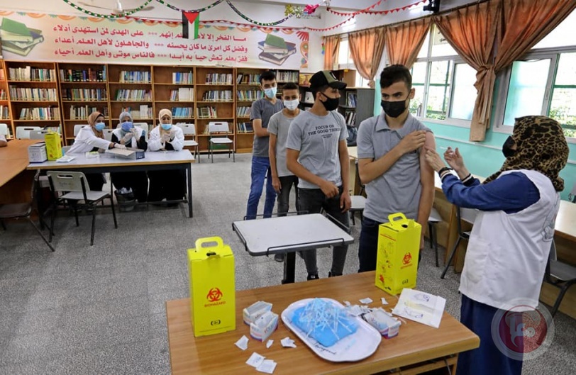 غزة- وزارتا التعليم والصحة تشرعان بحملة تطعيم طلبة المدارس ضد فايروس كورونا