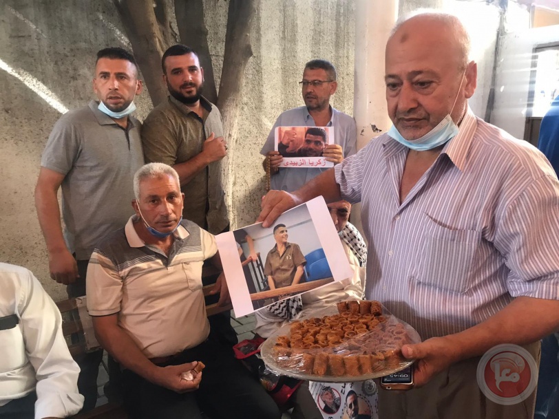 غزة توزع الحلوى ابتهاجًا بعملية التحرر من سجن جلبوع