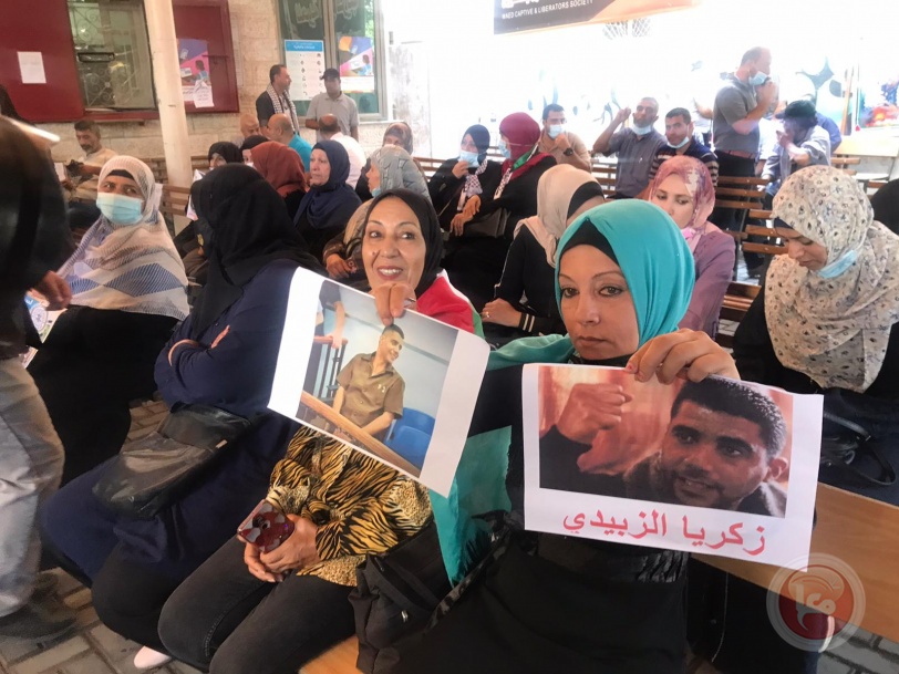 غزة توزع الحلوى ابتهاجًا بعملية التحرر من سجن جلبوع