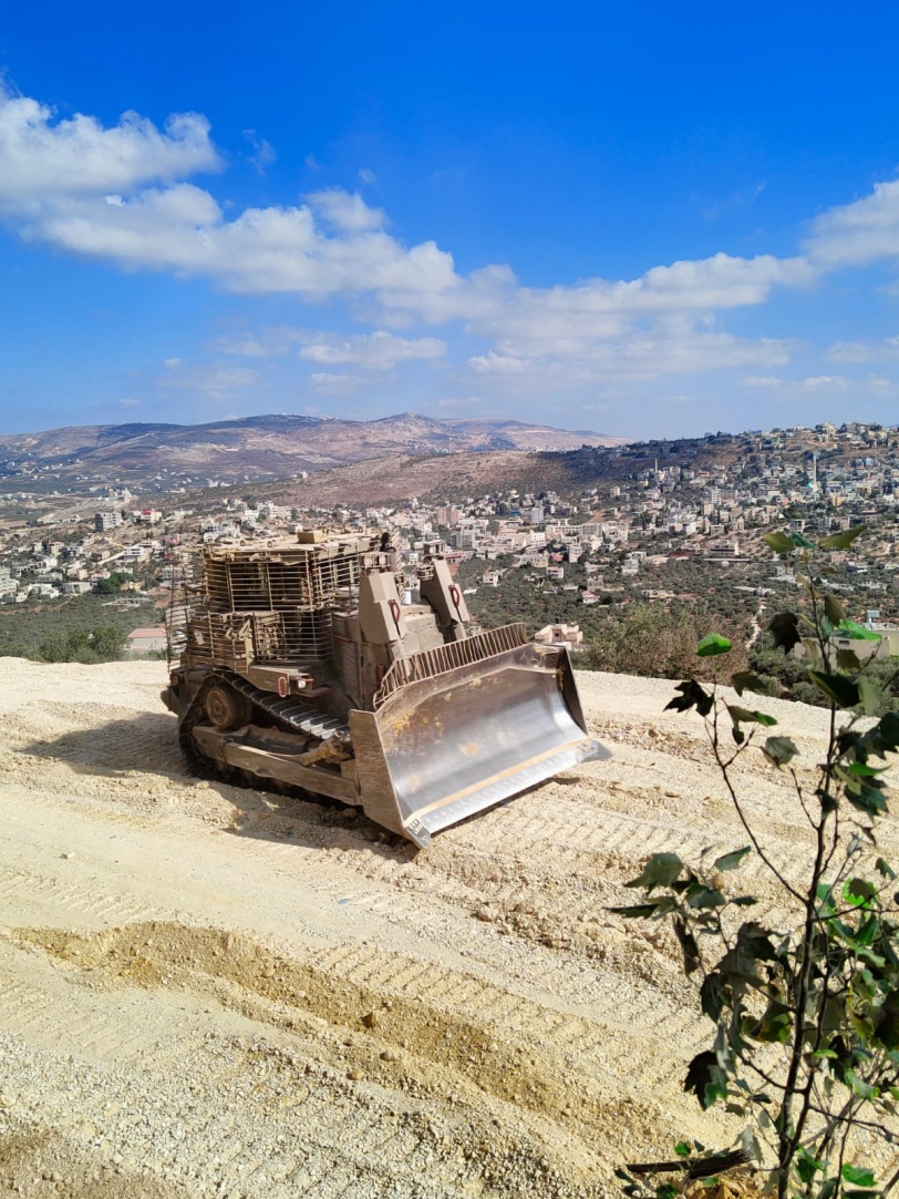 الاحتلال يقوم بأعمال تجريف ويغلق الطرق على جبل صبيح