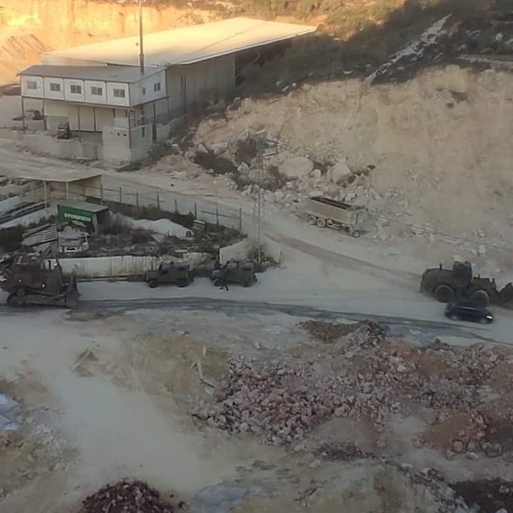 الاحتلال يقوم بأعمال تجريف ويغلق الطرق على جبل صبيح