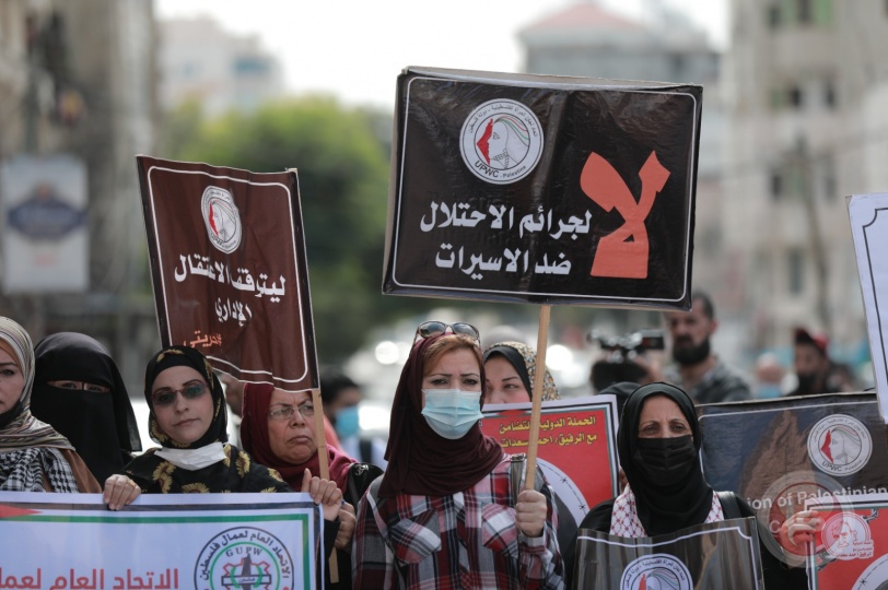 الشعبية واتحاد المرأة يُنظمان وقفة إسنادية مع الأسرى واحتفاءً بتحرر خالدة جرار