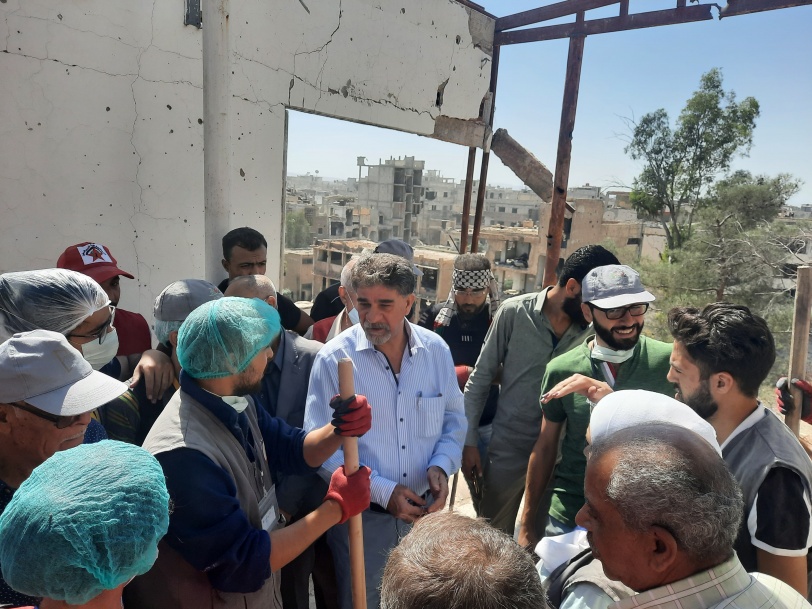 السفير عبد الهادي يتفقد مخيم اليرموك ويتطلع على أعمال إزالة الركام