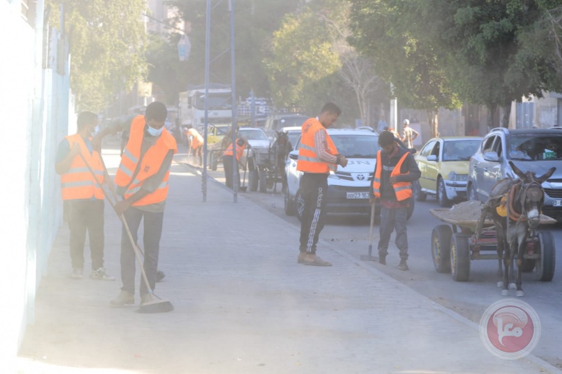 بلدية غزة تنفذ حملة لتنظيف شوارع المدينة استعداداً لاستقبال فصل الشتاء 