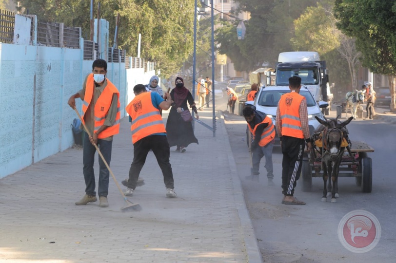 بلدية غزة تنفذ حملة لتنظيف شوارع المدينة استعداداً لاستقبال فصل الشتاء 