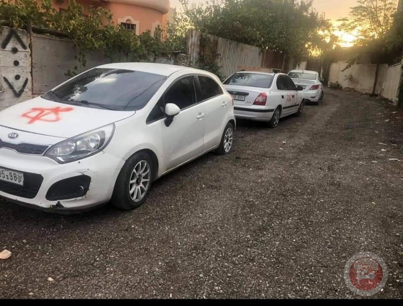 صور.. مستوطنون يعطبون إطارات ويخطون شعارات شمال سلفيت