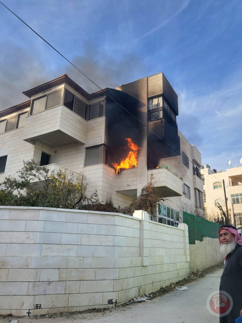 اطفائية بلدية الخليل تخمد نيرانا اندلعت في منزل بالمدينة
