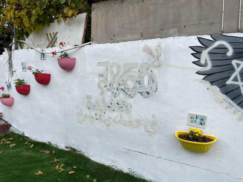 مستوطنون يخربون ويمحون جداريات فلسطينية في الشيخ جراح 