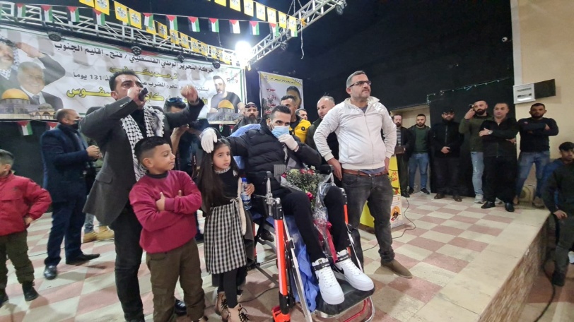 شاهد- كايد الفسفوس يعانق الحرية بعد إضراب استمرّ 131 يوما