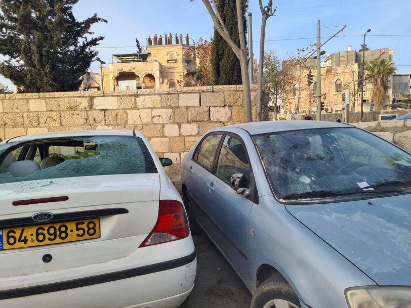 وسط شتائم وتهديدات للعرب- مستوطنون يحطمون عشرات المركبات في القدس