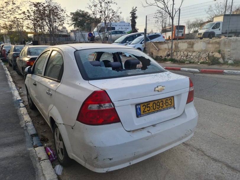وسط شتائم وتهديدات للعرب- مستوطنون يحطمون عشرات المركبات في القدس