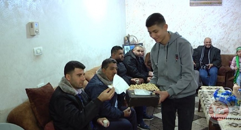 عائلة المبحوح تواصل توزيع الحلوى بمخيم جباليا احتفاء بعملية الطعن بسجن نفحة