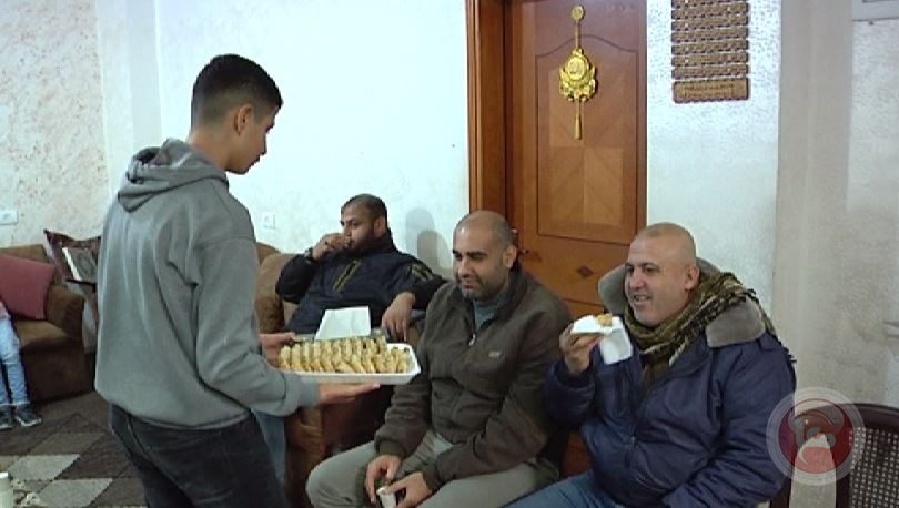 عائلة المبحوح تواصل توزيع الحلوى بمخيم جباليا احتفاء بعملية الطعن بسجن نفحة